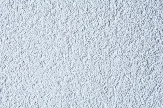 Jak położyć tynk mineralny na zewnątrz bez błędów i problemów
